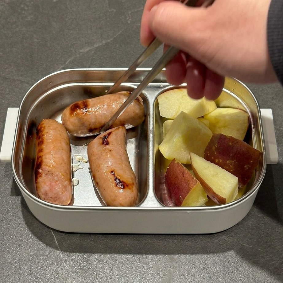 Macarrones con queso en una bandeja de metal cubiertos con queso mozzarella rallado.