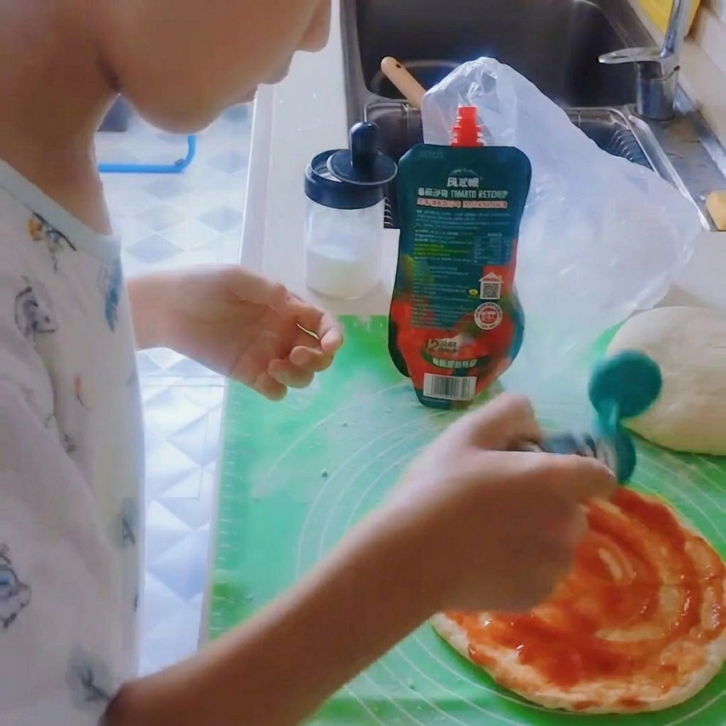 Pimienta negra siendo añadida sobre la base de pizza cubierta de salsa.