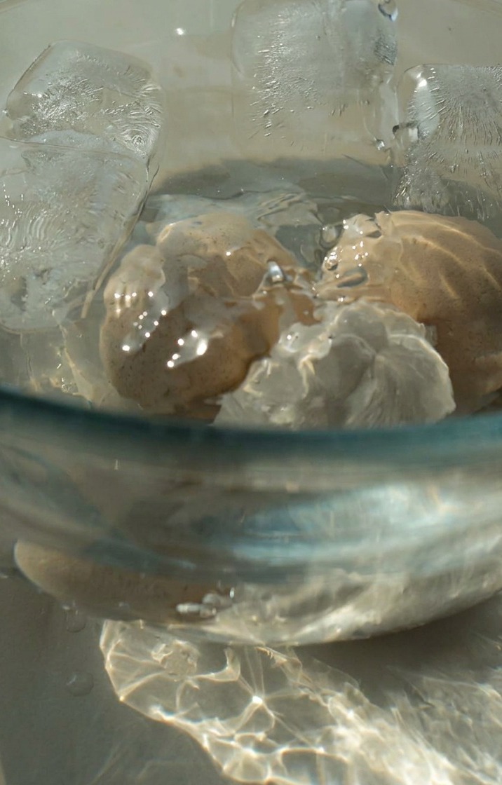 Huevos pasados por agua pelados y listos para el marinado.