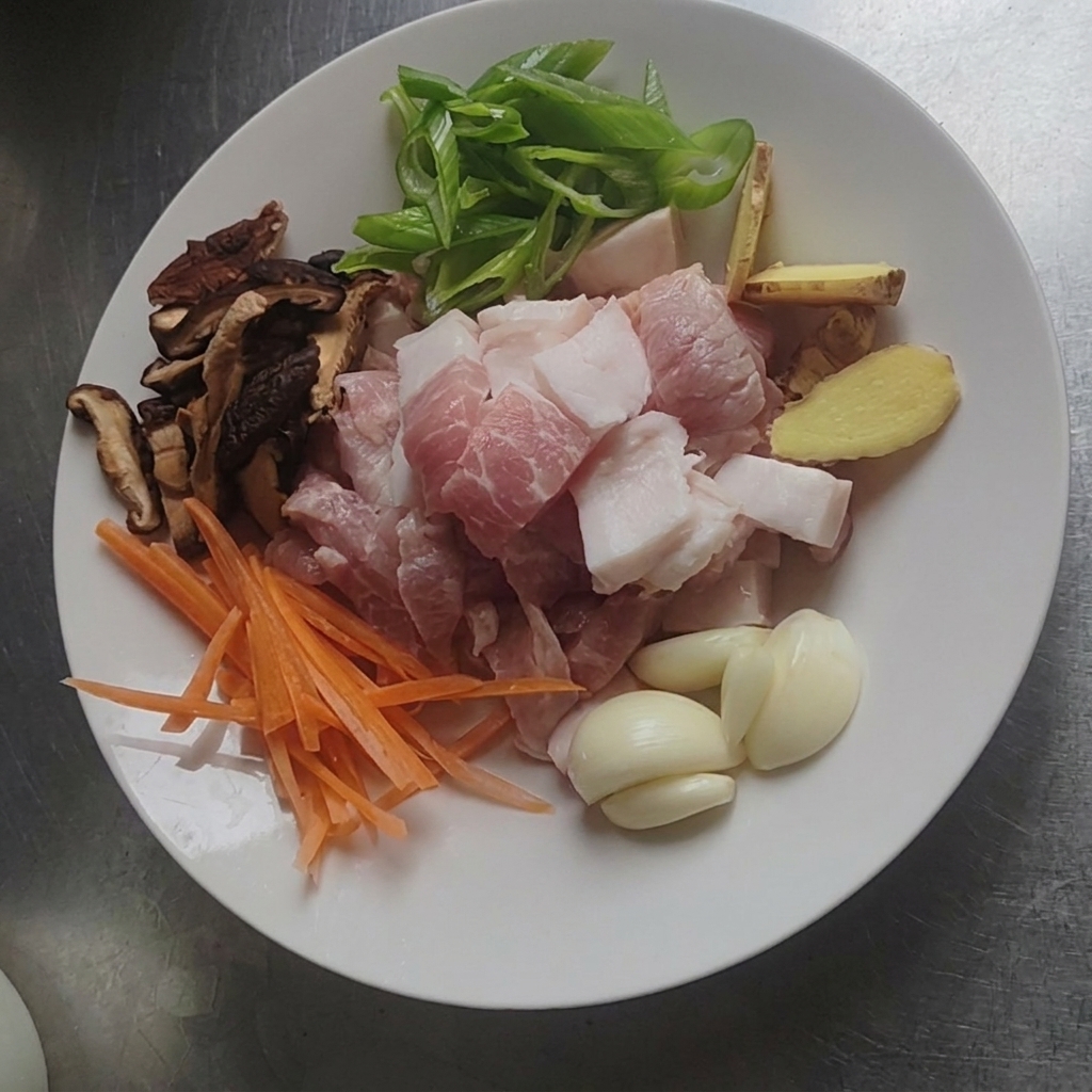 Un huevo frito dorado cocinándose en una sartén.