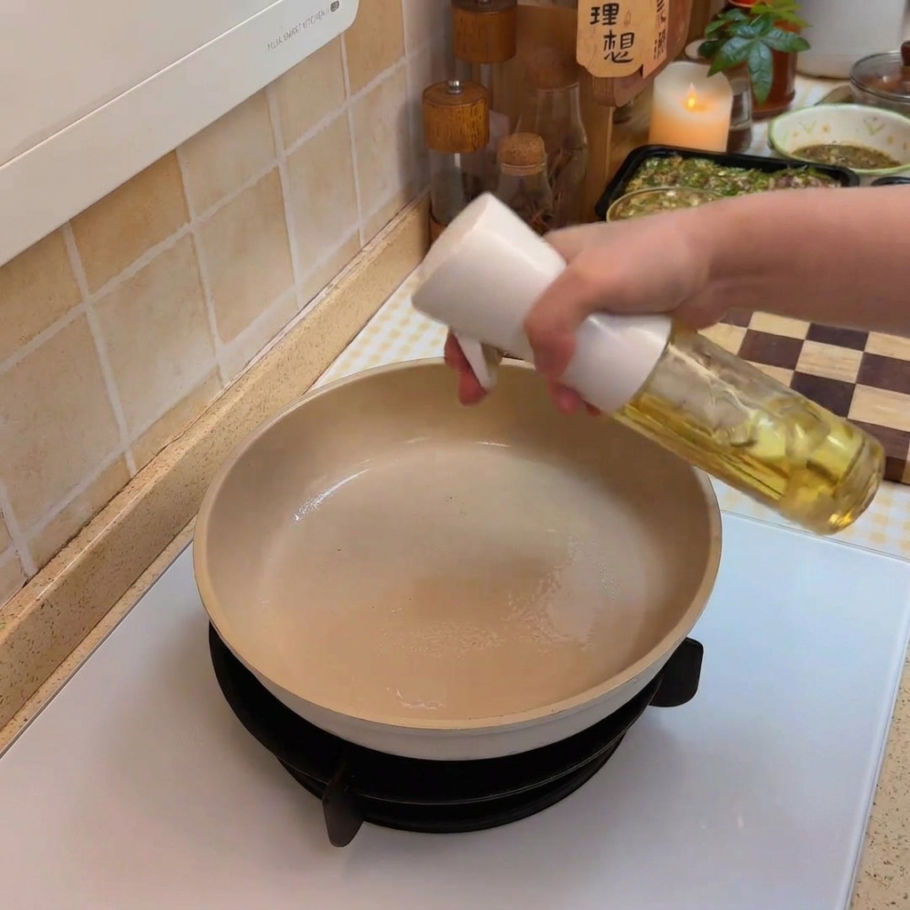 Repollo en rebanadas cocinándose en una sartén.