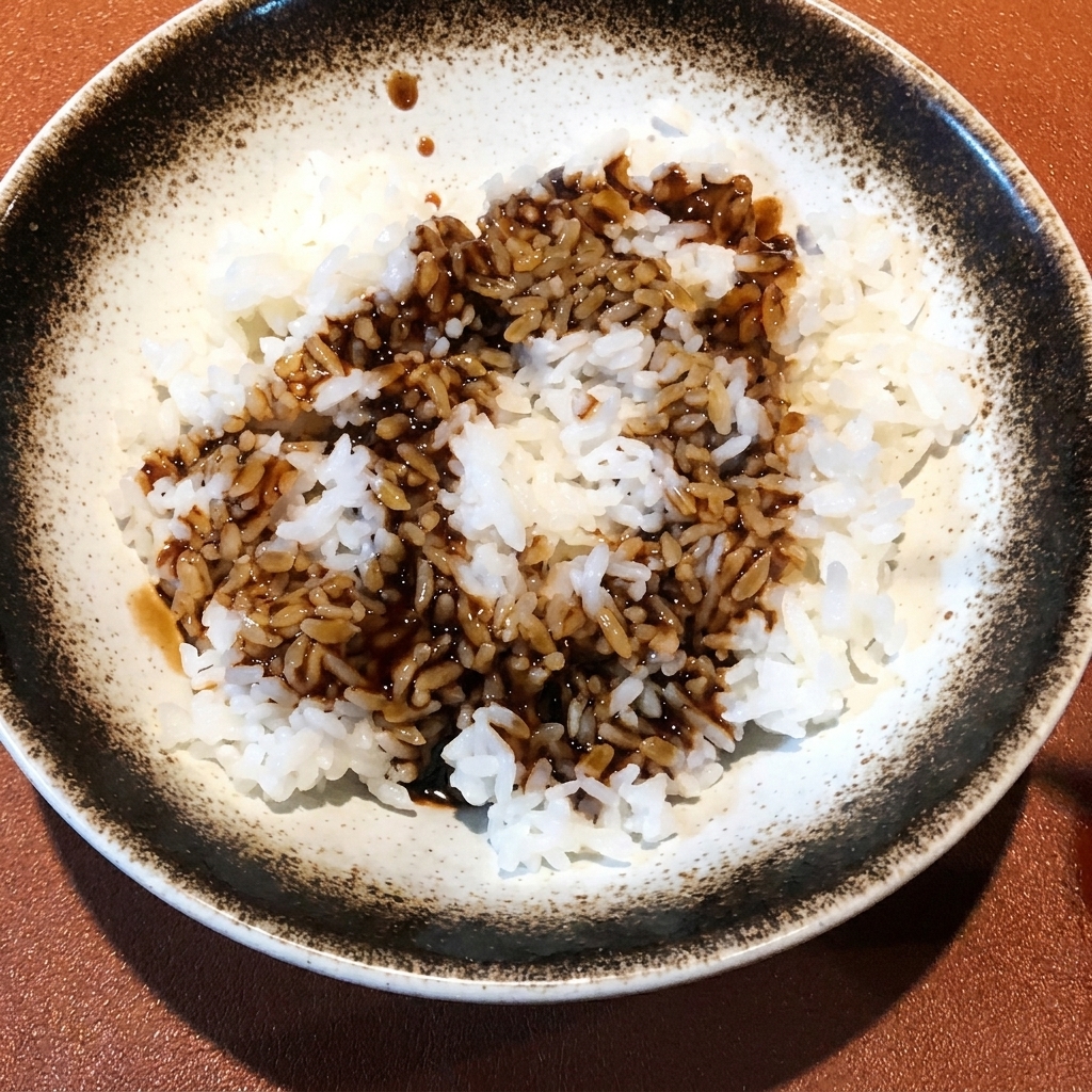 Camarones y verduras variadas en una tabla de madera, cubiertos con una capa fina de harina seca.
