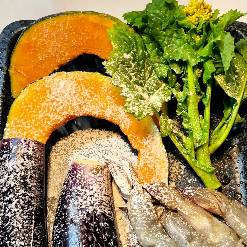 Rodajas de calabaza, trozos de berenjena y camarones crudos espolvoreados con una fina capa de harina en una bandeja para hornear.