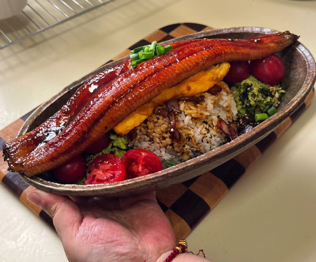 Cebollas picadas cocinándose en una salsa teriyaki espesa.