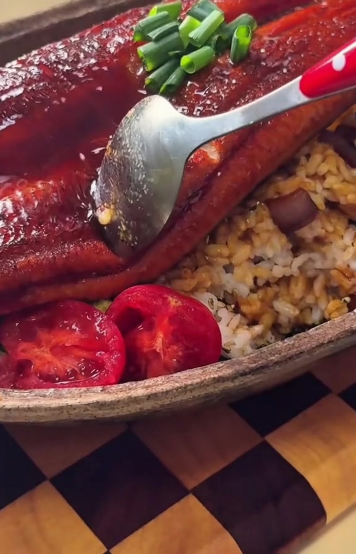 Un molde de arroz blanco invertido sobre un plato ovalado.
