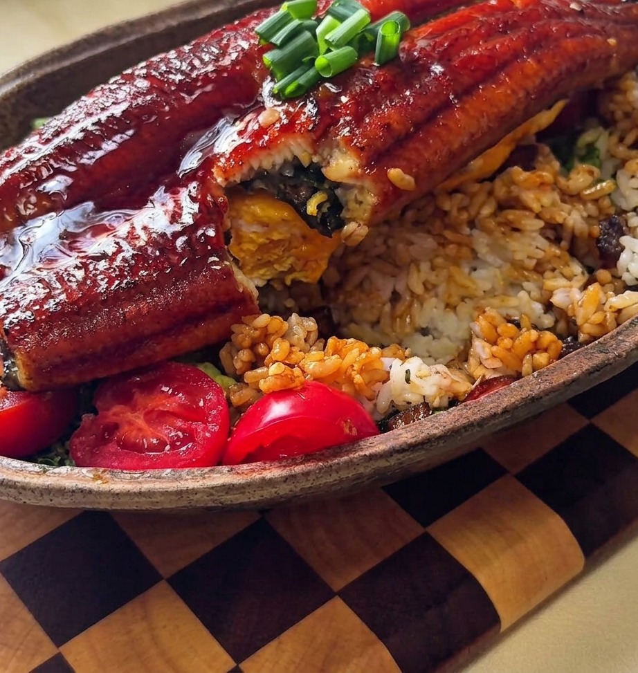 Salsa de cebolla teriyaki siendo servida sobre el arroz.