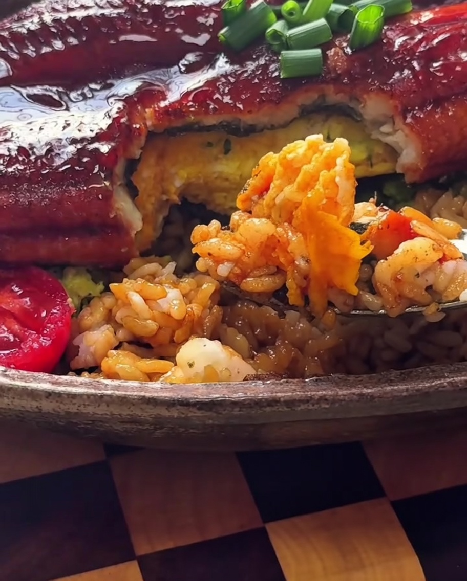 Arroz, aguacate y otros ingredientes siendo espolvoreados con alga nori.