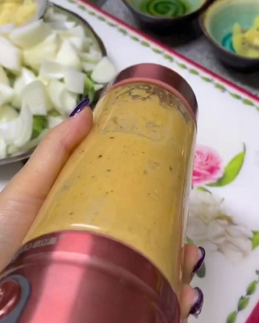 Un puré suave de verduras y frutas dentro de un vaso de licuadora portátil.