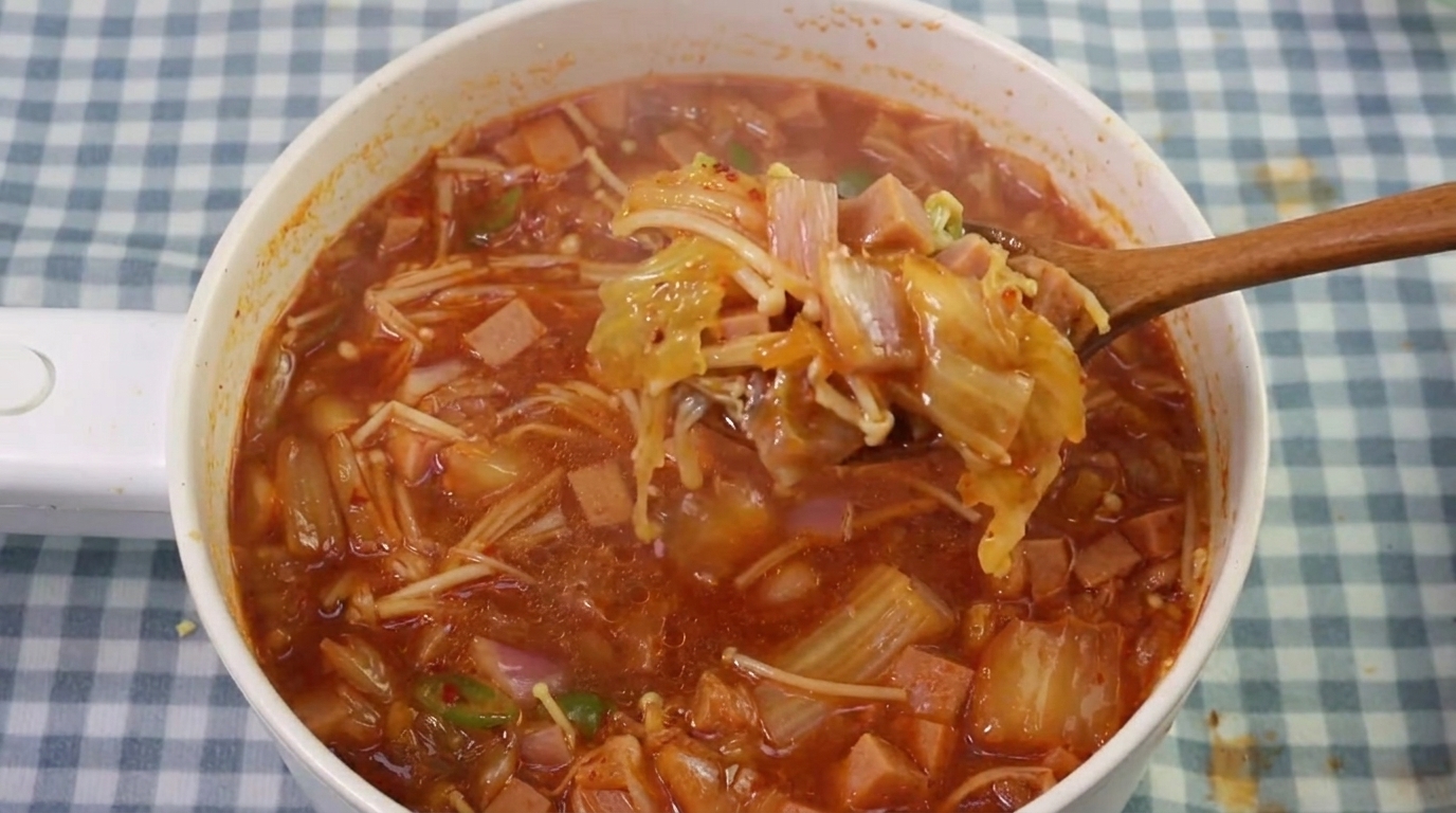 Sopa Coreana Picante de Kimchi y Champiñones