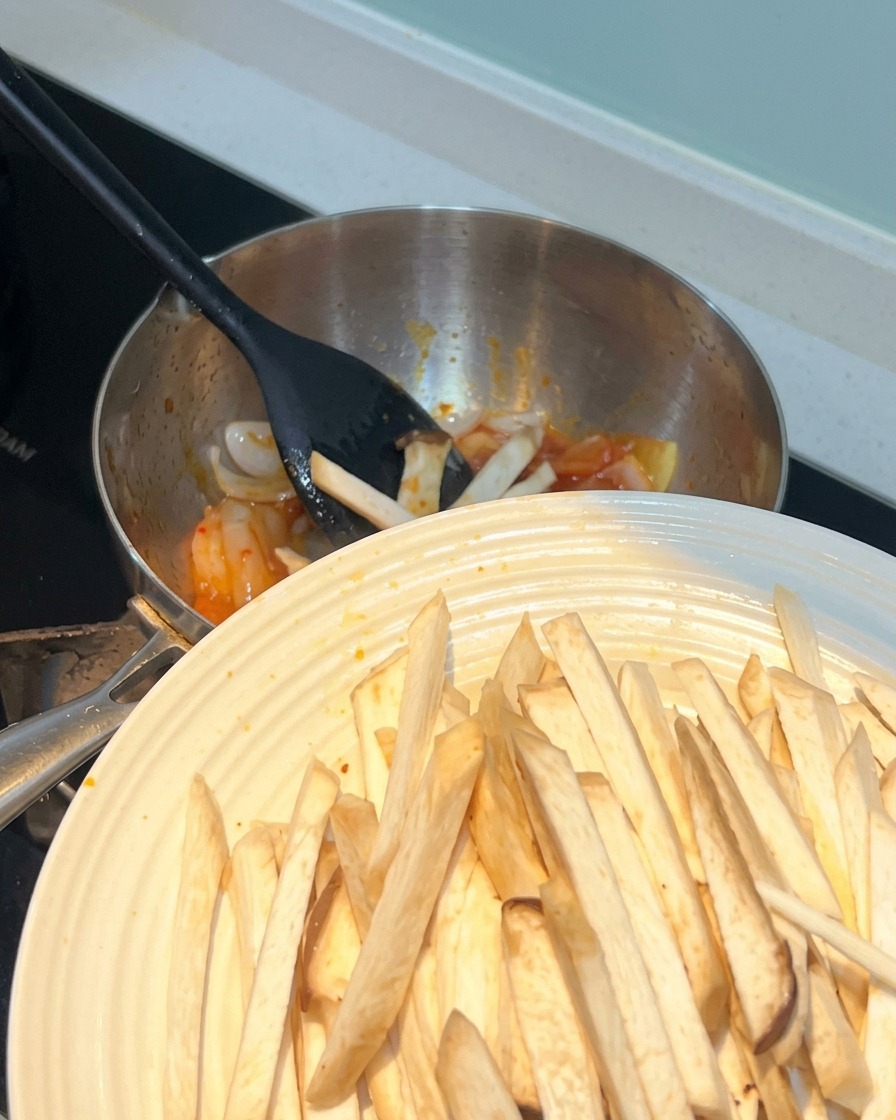 Tiras de seta de cardo siendo añadidas a la olla.