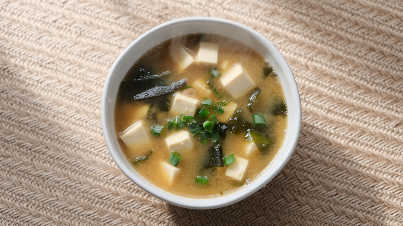 Sopa de Miso Ligera con Tofu y Wakame