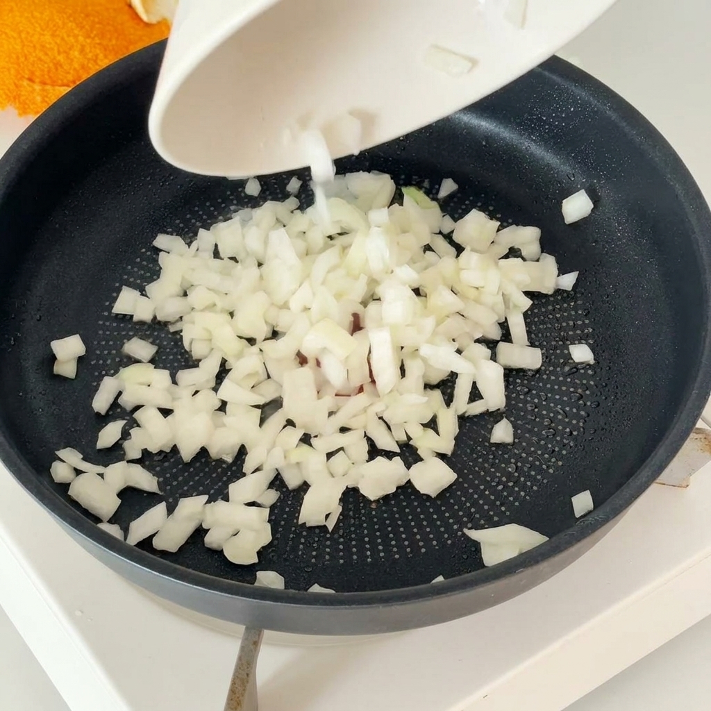 Una hamburguesa redonda y moldeada de 120g siendo preparada a mano.