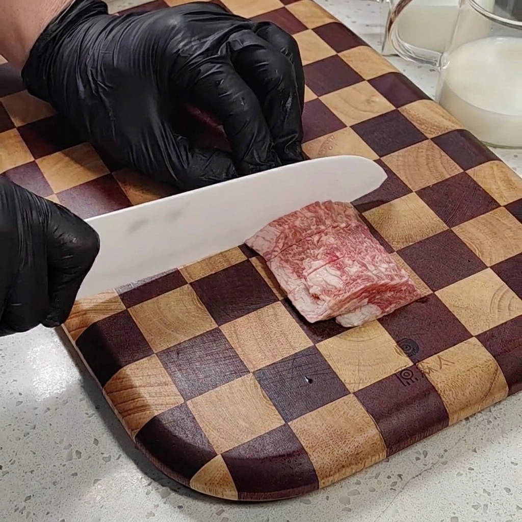 Tiras de bacon siendo preparadas en una tabla de cortar.