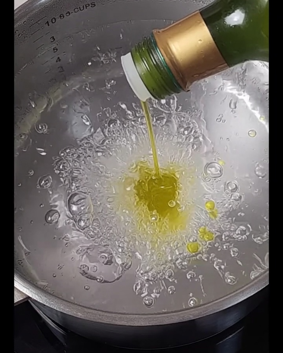 Pasta sumergida en una olla con agua hirviendo.