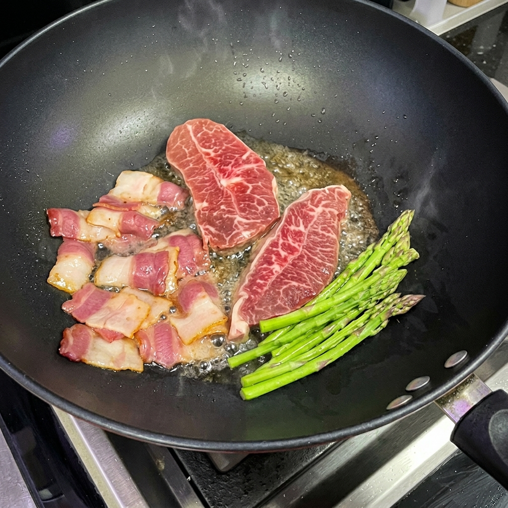 Espárragos verdes frescos friéndose en un wok junto al filete y el tocino.