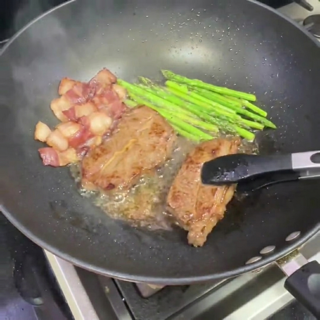 Unas pinzas retiran un trozo de filete sellado del wok.