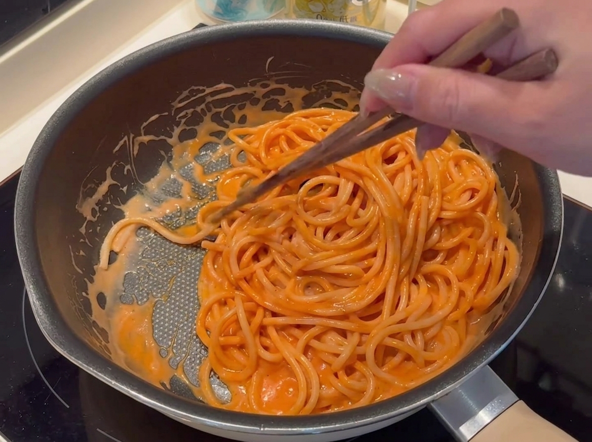 Espolvoreando pan rallado alrededor del borde de la pizza.
