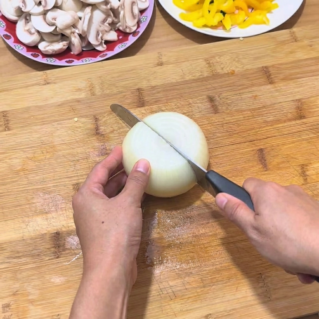 Manos cortando una cebolla blanca en una tabla de madera con un cuchillo afilado.