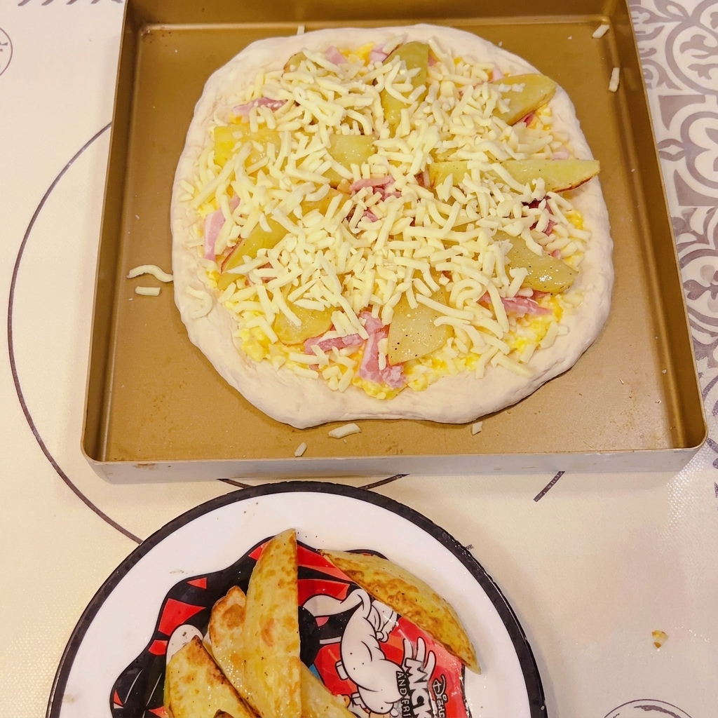 Un trozo de masa plana sobre una bandeja de horno siendo pinchado con un tenedor para crear agujeros.