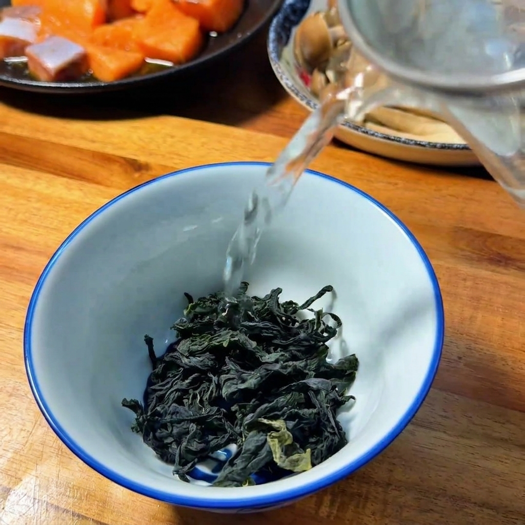 Alga wakame seca siendo cubierta con agua caliente para rehidratarla.