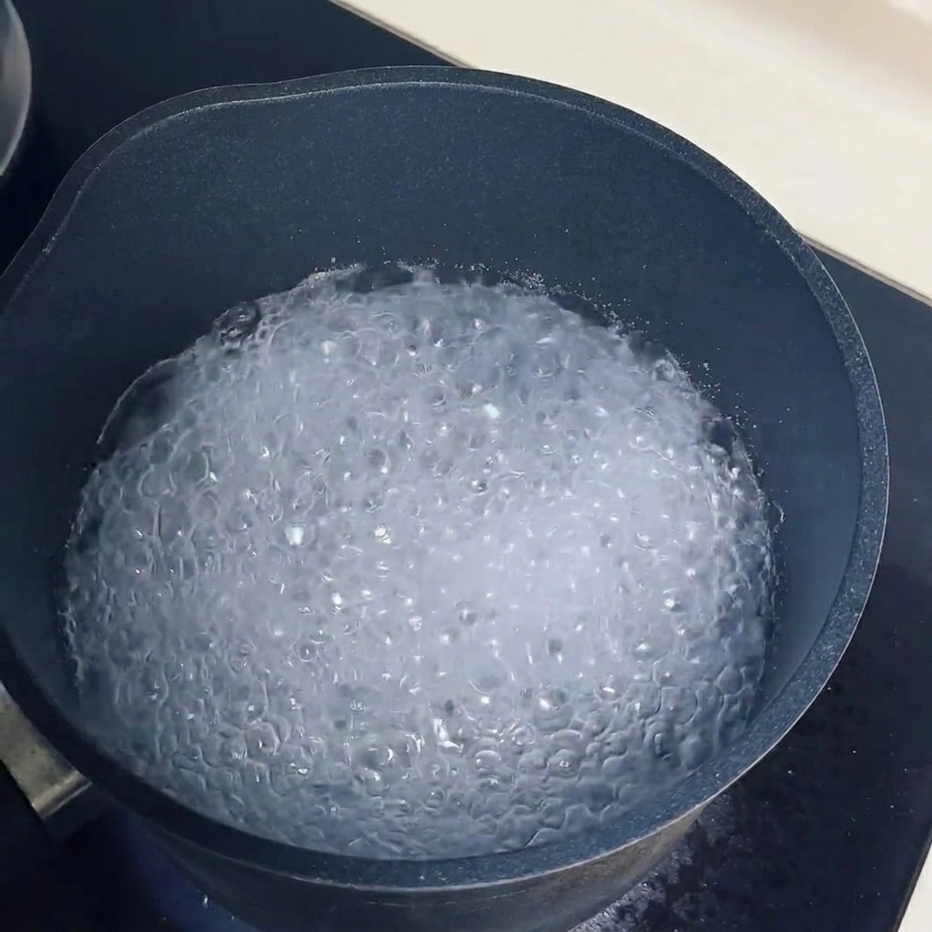 Hongos oreja de madera hirviendo en una olla, expandiéndose y ablandándose.