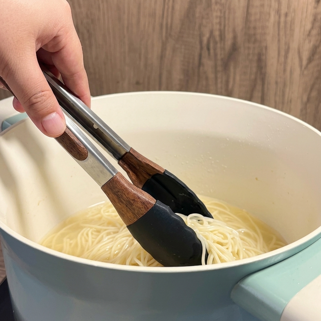 Fideos ramen secos sumergidos en agua hirviendo dentro de una olla blanca.