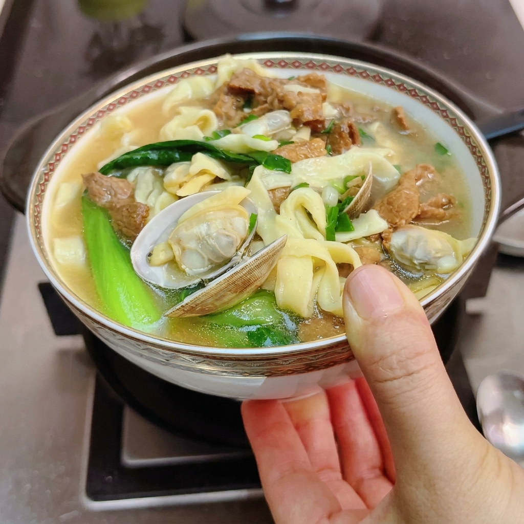 Rodajas de carne marinada colocándose en una olla de barro caliente y vacía.