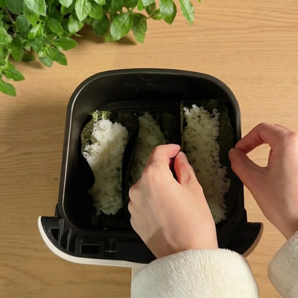 Bases de taco de sushi colocadas verticalmente dentro de una cesta de freidora de aire.