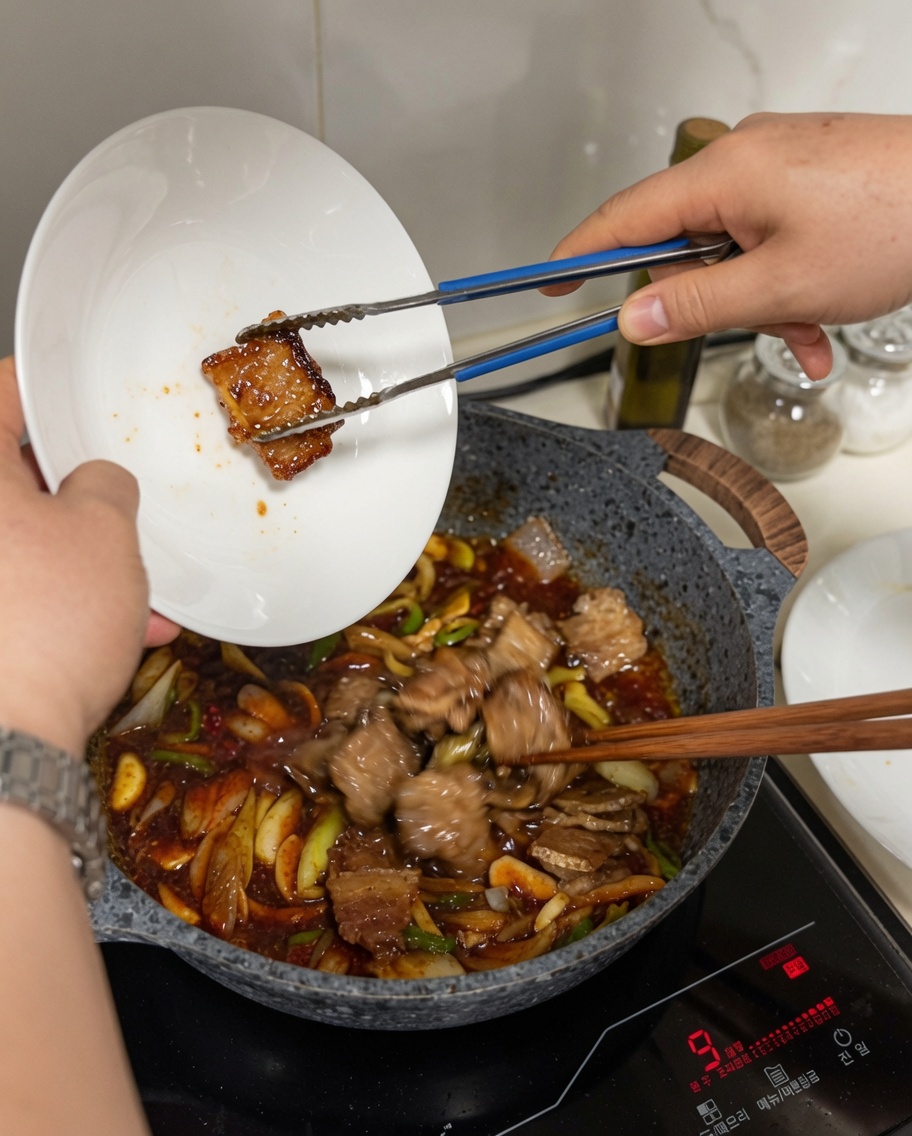 Rebanadas de panceta de cerdo añadiéndose a un wok lleno de salsa chisporroteante y verduras.
