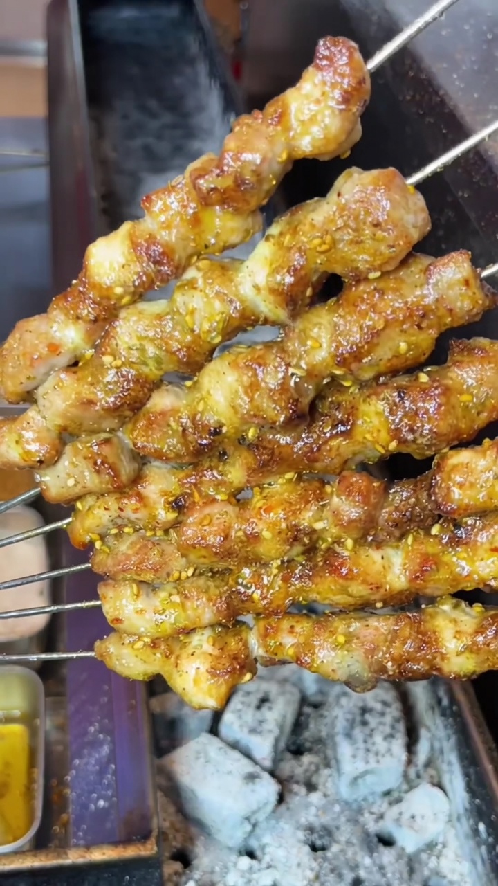 Auténticas brochetas de panceta de cerdo a la parrilla estilo chino