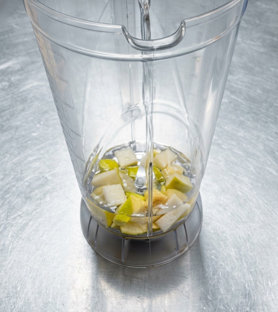 Aromáticos picados en una licuadora a los que se les añade agua antes de licuar.