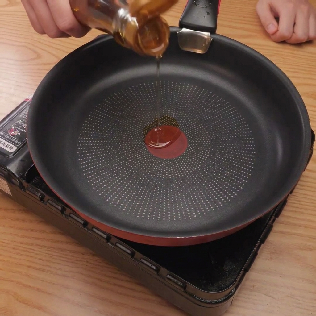 Zanahorias en juliana y setas shiitake en rodajas cocinándose en una sartén con aceite de sésamo.