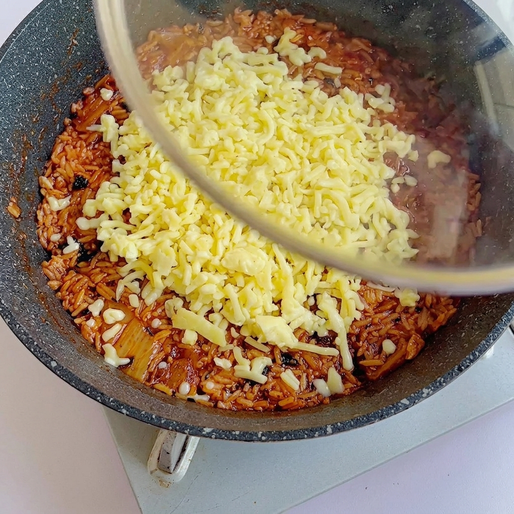 Una tapa de cristal cubriendo la sartén para derretir el queso.