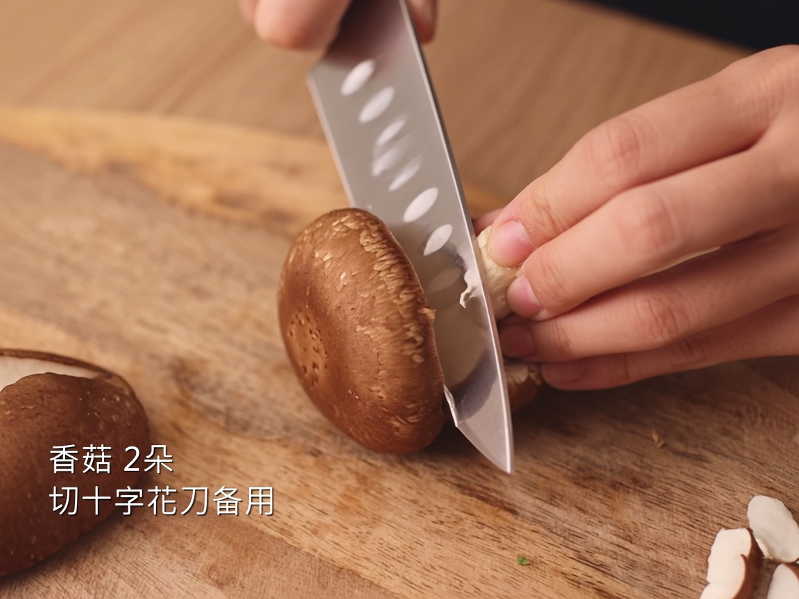 Un cuchillo tallando una forma de cruz en la parte superior de una seta shiitake fresca sobre una tabla de madera.