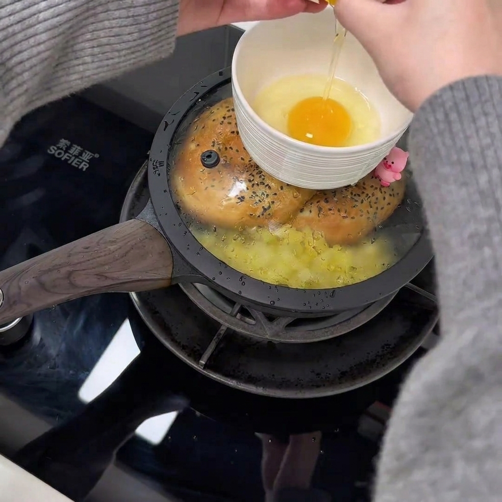 Dos huevos crudos en un bol pequeño.