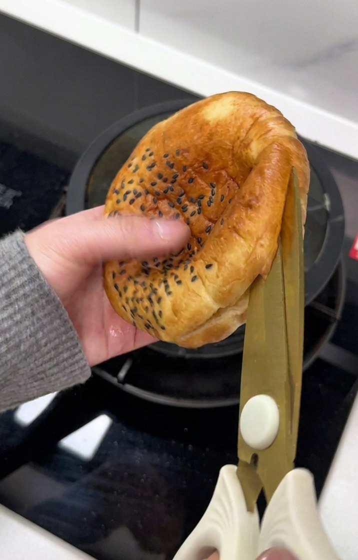 Cortando el pan con tijeras.