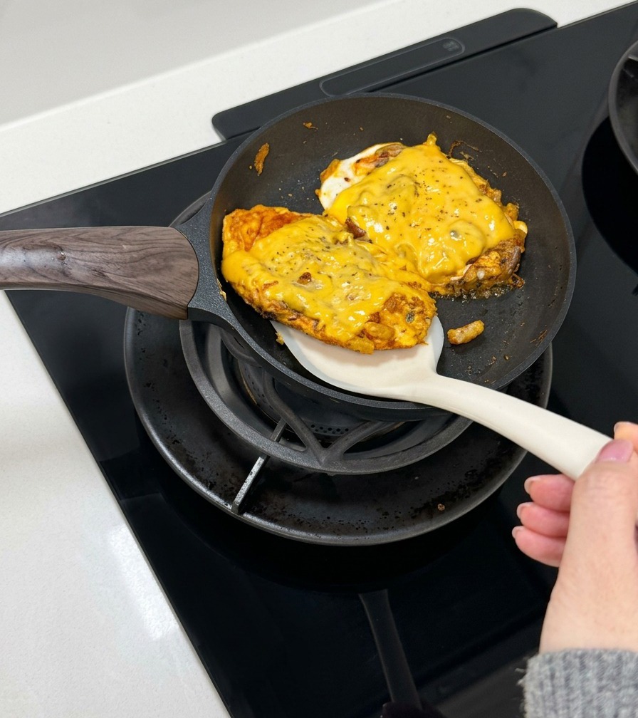 Colocando la porción de carne y huevo dentro del pan.