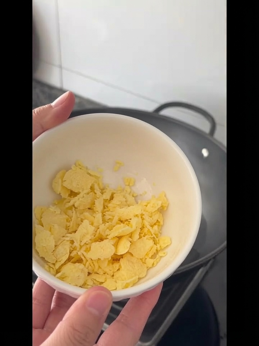 Cubos de mantequilla derritiéndose en el aceite caliente en el wok.