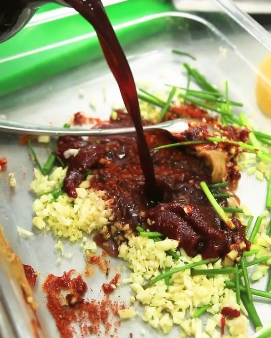 Vino para cocinar claro siendo vertido en el recipiente del adobo.
