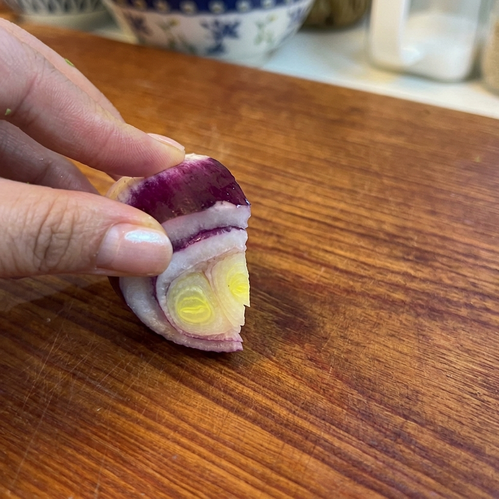 Trozos de cebolla morada picada listos para usar como base aromática.