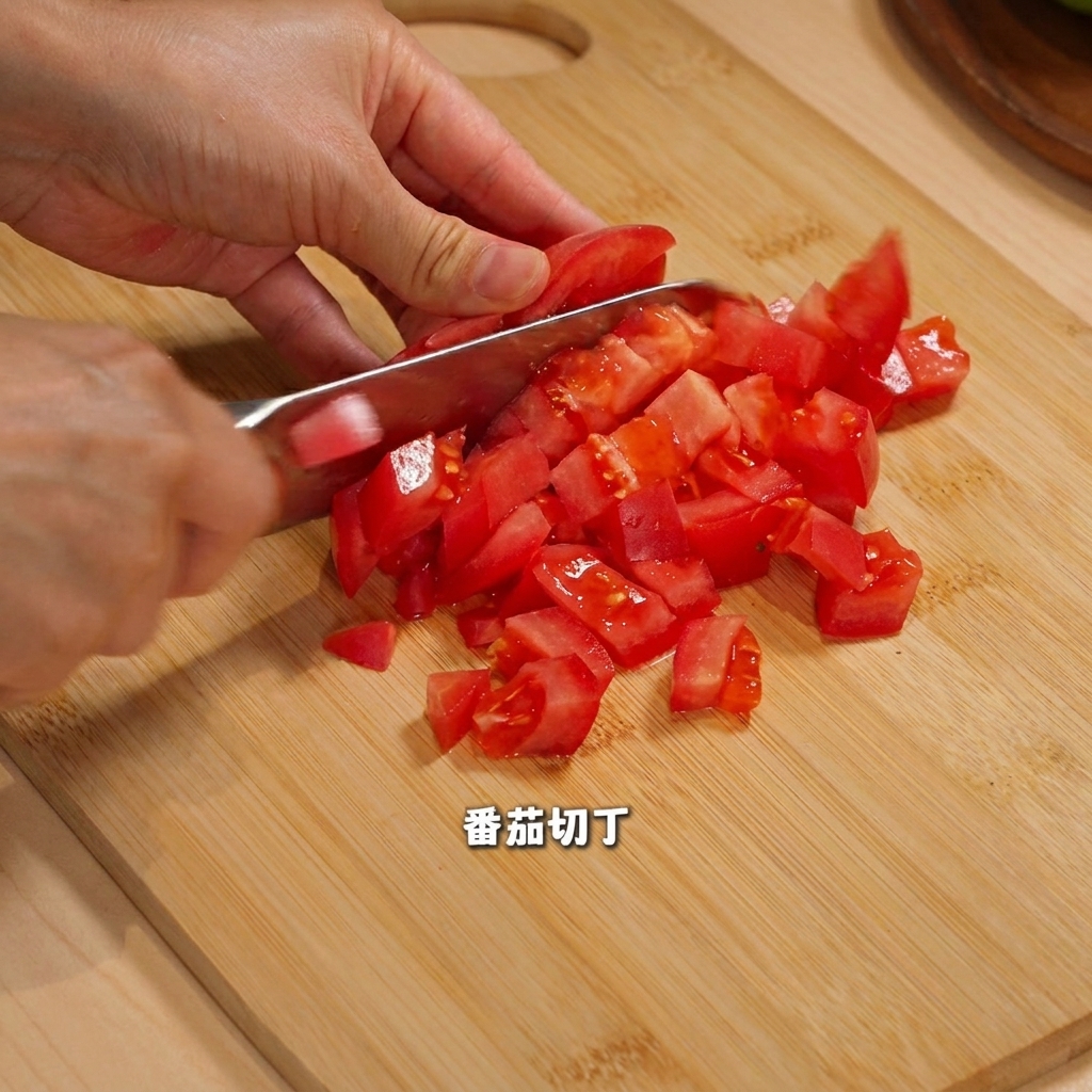 Pimientos amarillos cortados en trozos pequeños sobre una tabla de cortar de madera.