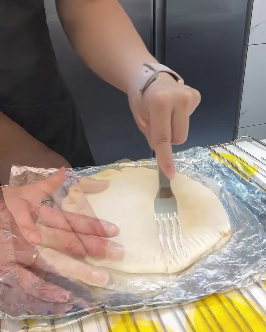 Tenedor sellando los bordes de los panqueques apilados para crear un borde decorativo y funcional.