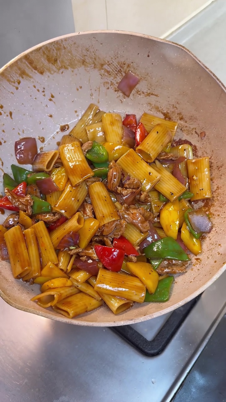 Rigatoni salteados al estilo chino con cerdo y pimientos