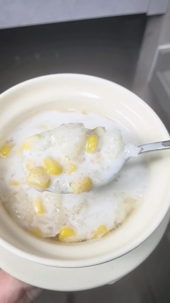 Sopa Dulce de Maíz y Castañas de Agua con Coco