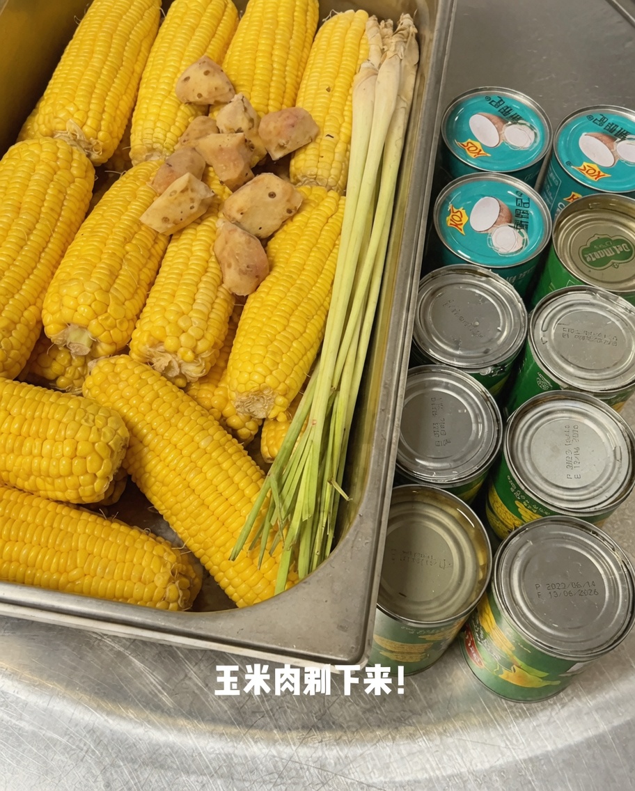 Granos de elote fresco siendo cortados de la mazorca sobre una tabla de picar.