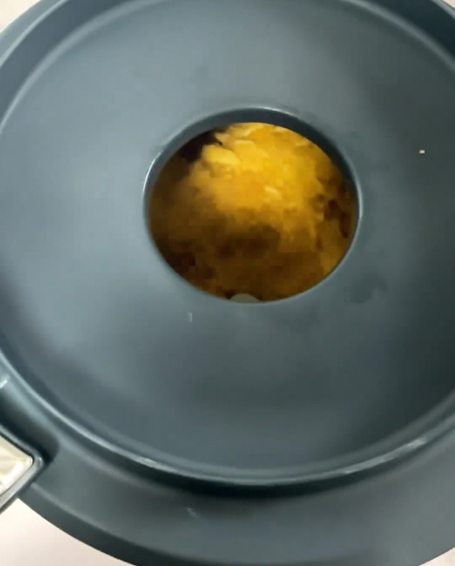 Sopa de elote siendo licuada hasta obtener un puré amarillo espeso.