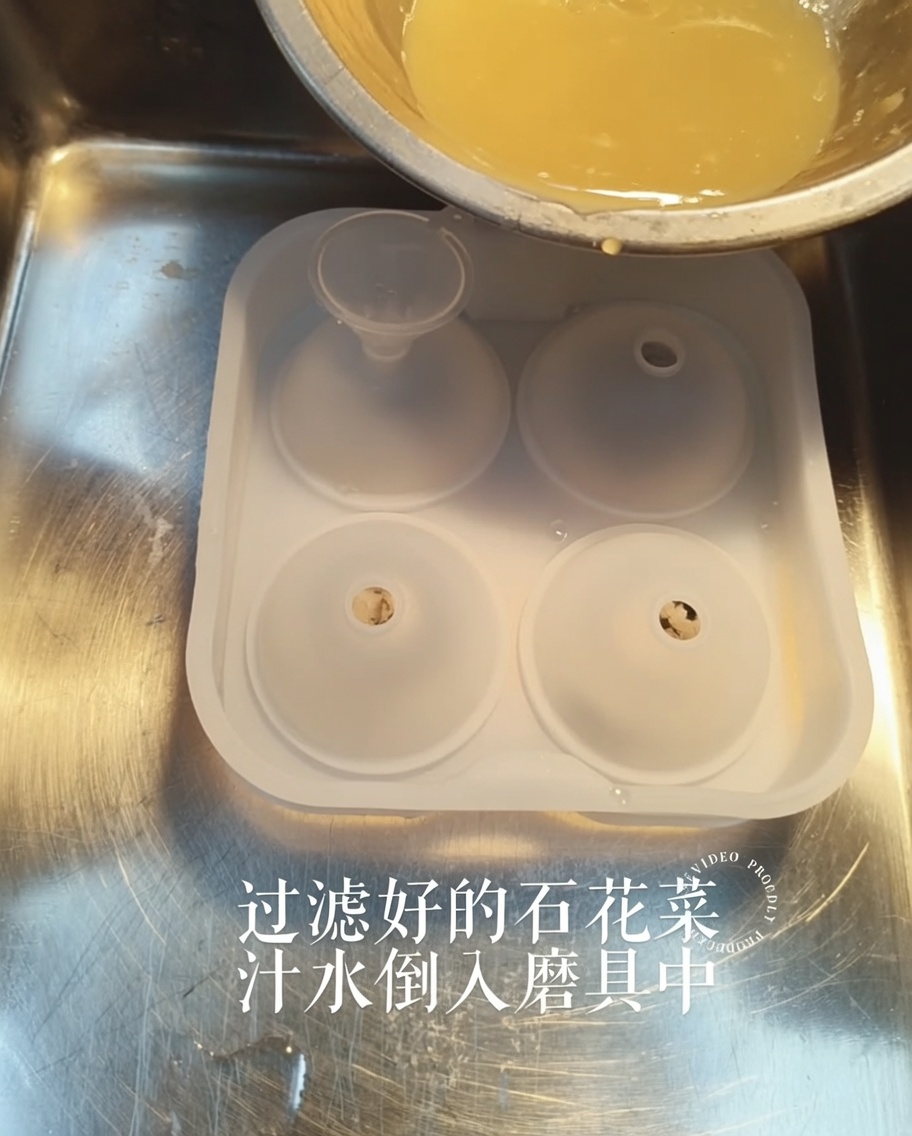 Un líquido dorado siendo vertido desde un pequeño cuenco hacia un molde de silicona a través de un embudo.