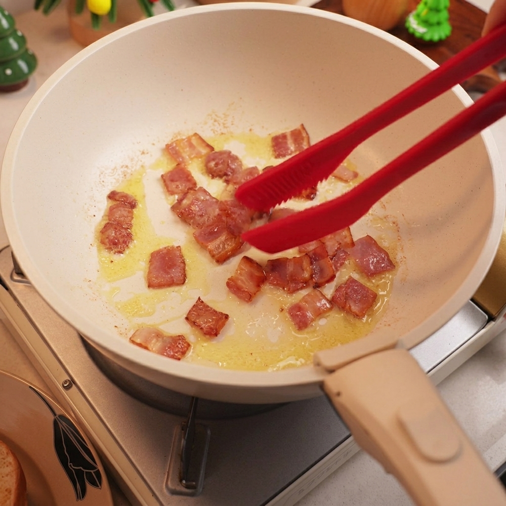 Cubos de tocino friéndose en un sartén hasta estar crujientes y dorados.
