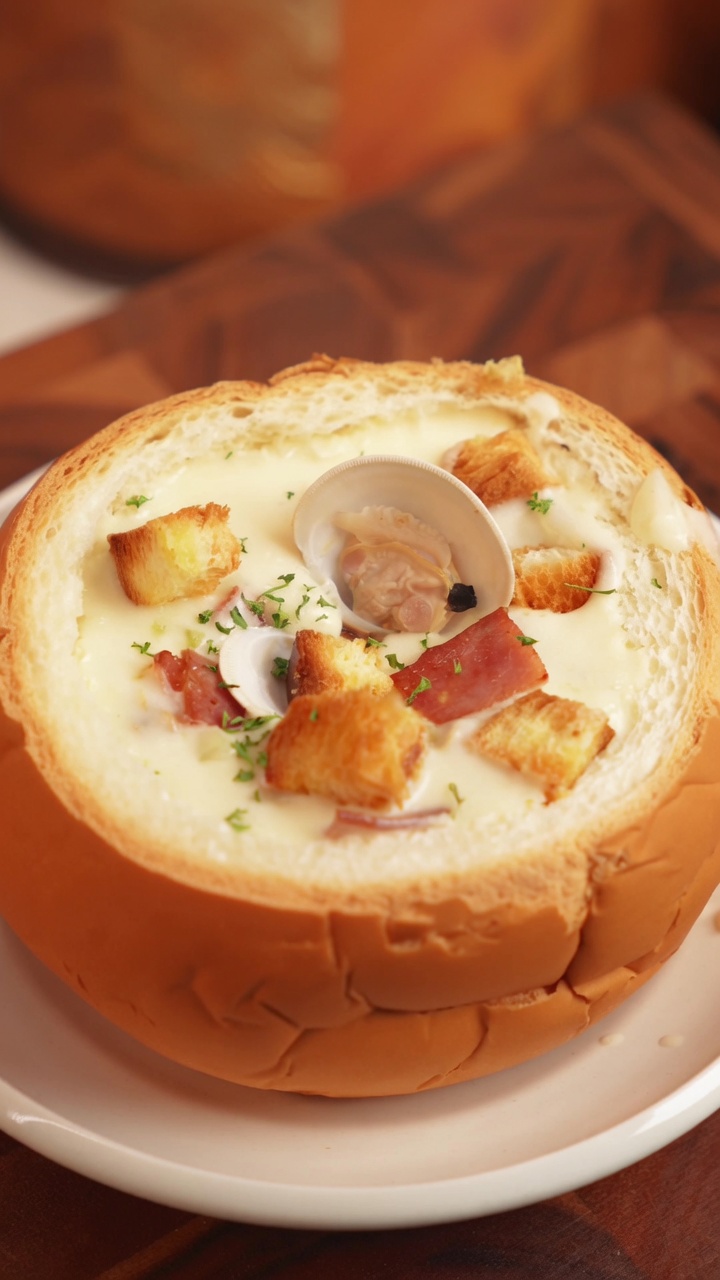 Clam Chowder Cremoso y Festivo en Tazón de Pan