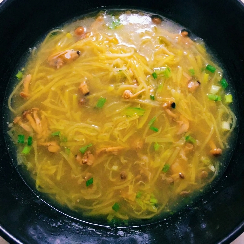 Una rica sopa de patata hirviendo a la que se le añade carne de almeja, lista para el condimento final.